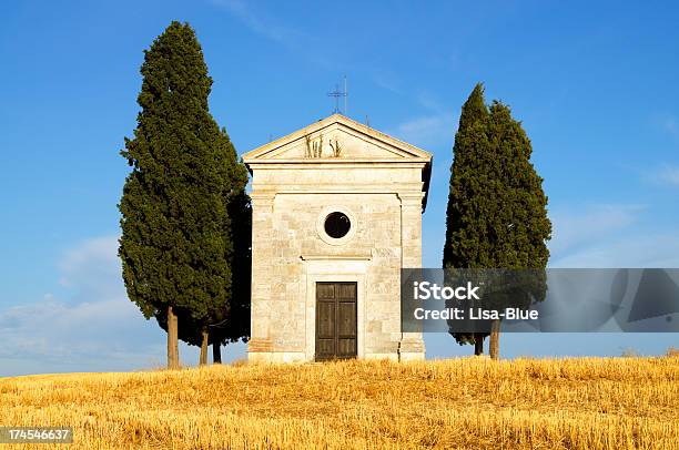 Cappella E Cipressi - Fotografie stock e altre immagini di Agricoltura - Agricoltura, Albero, Ambientazione tranquilla