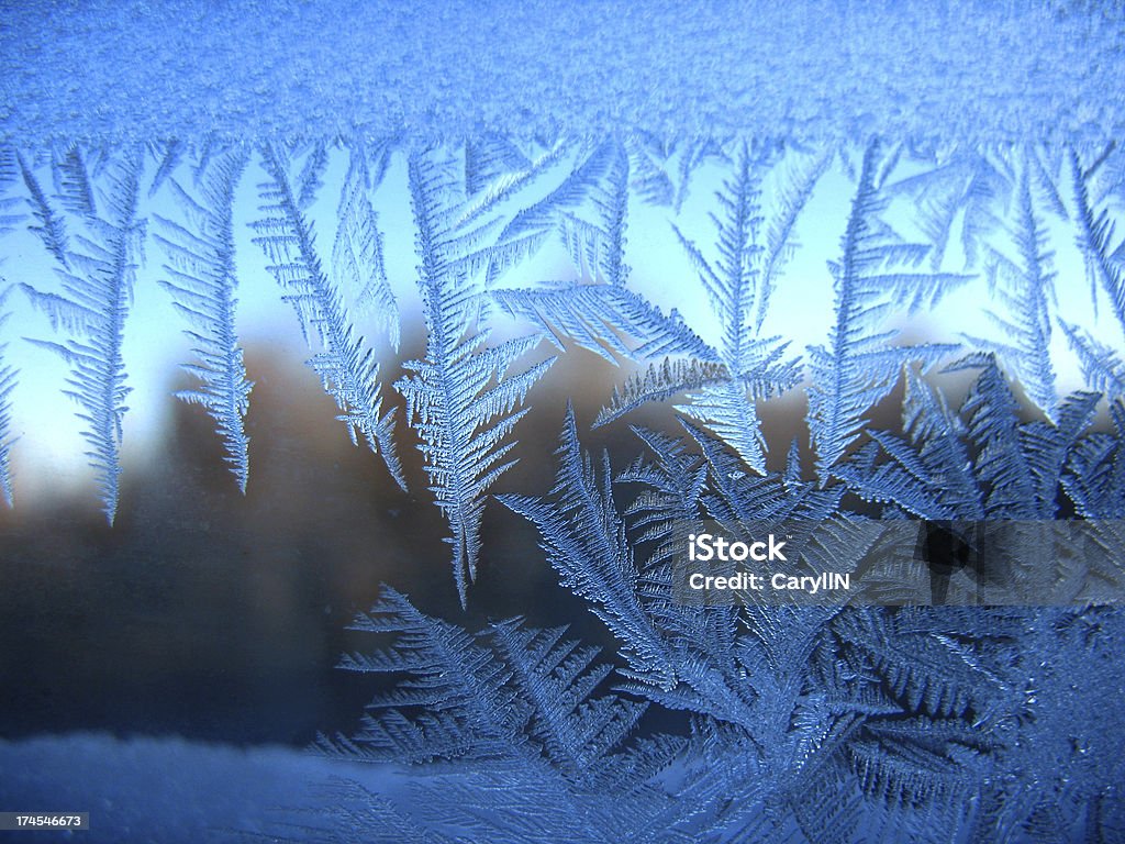 Heladas patrón en la ventana de invierno - Foto de stock de Abstracto libre de derechos