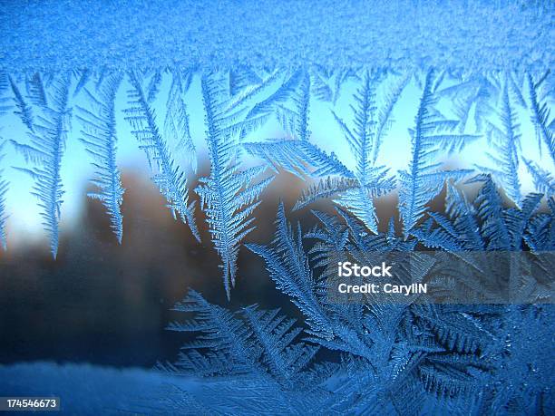 Frosty Motivo Finestra Invernale - Fotografie stock e altre immagini di Astratto - Astratto, Bianco, Blu