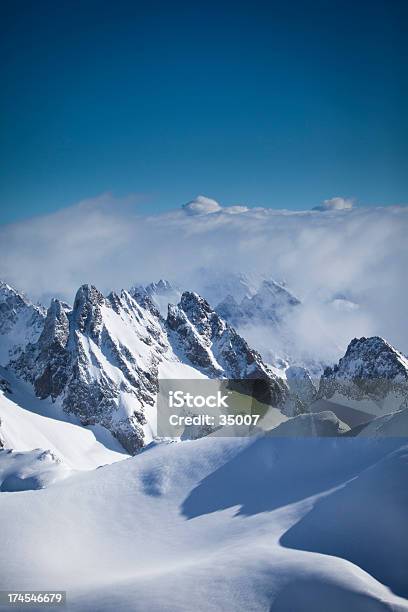 Alpes Suizos Foto de stock y más banco de imágenes de Montaña - Montaña, Nieve, Vertical