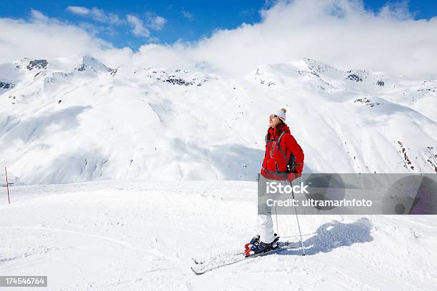 Photo libre de droit de Snow Skieur Se Reposer Sur Le Dessus banque d'images et plus d'images libres de droit de Personnes féminines - Personnes féminines, Adulte, Au-dessus de