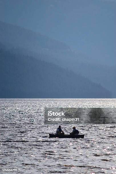 Canoers Al Atardecer Foto de stock y más banco de imágenes de Actividades recreativas - Actividades recreativas, Adulto, Agua