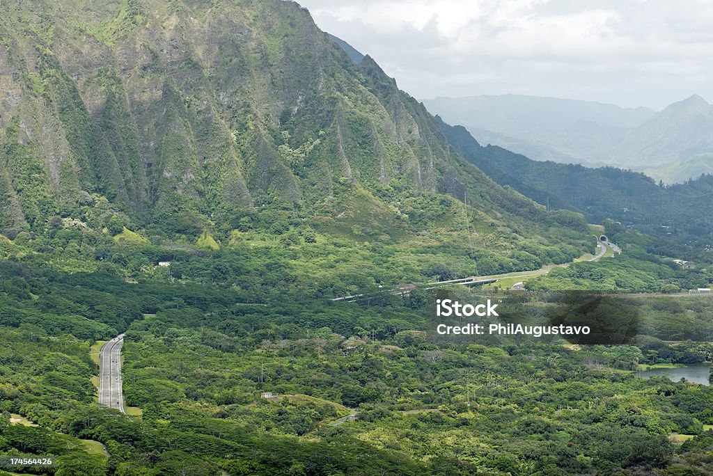 Autostrada attraverso le montagne da Pali ricerca sull'Isola di Oahu HI - Foto stock royalty-free di Acqua