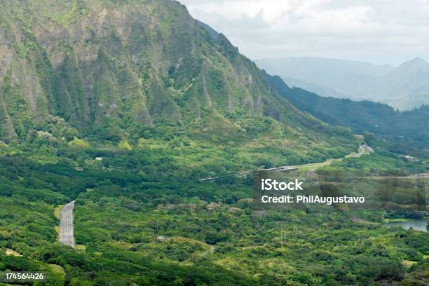 Autostrada Attraverso Le Montagne Da Pali Ricerca Sullisola Di Oahu Hi - Fotografie stock e altre immagini di Acqua