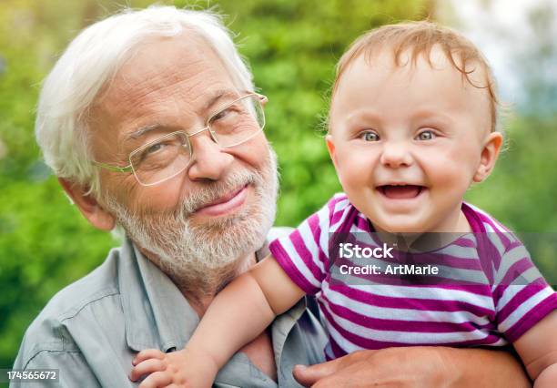 Nonno E Nipote - Fotografie stock e altre immagini di 6-11 Mesi - 6-11 Mesi, 70-79 anni, Abbracciare una persona