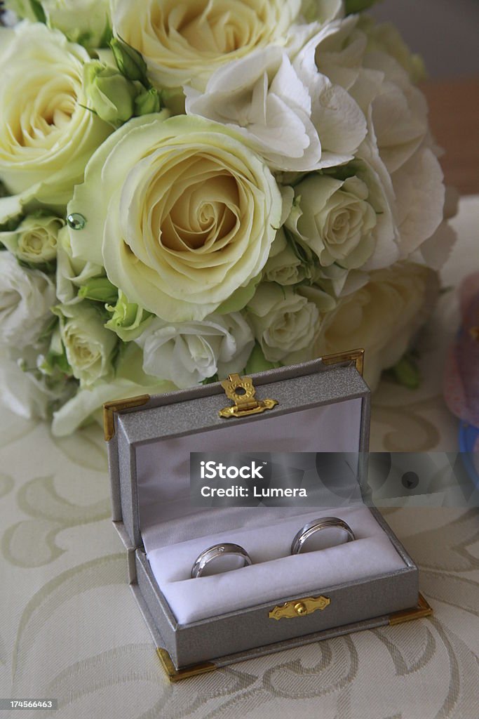 Alianças de casamento em Seguinte para bouquet de casamento - Royalty-free Amor Foto de stock