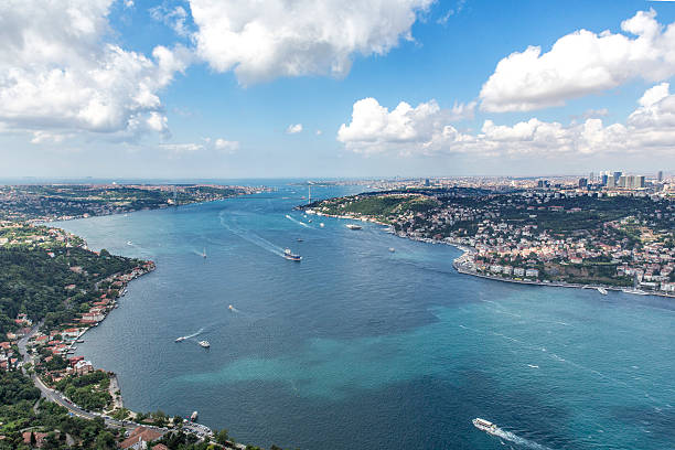 baby beach luftbild von istanbul - istanbul bosphorus road street stock-fotos und bilder