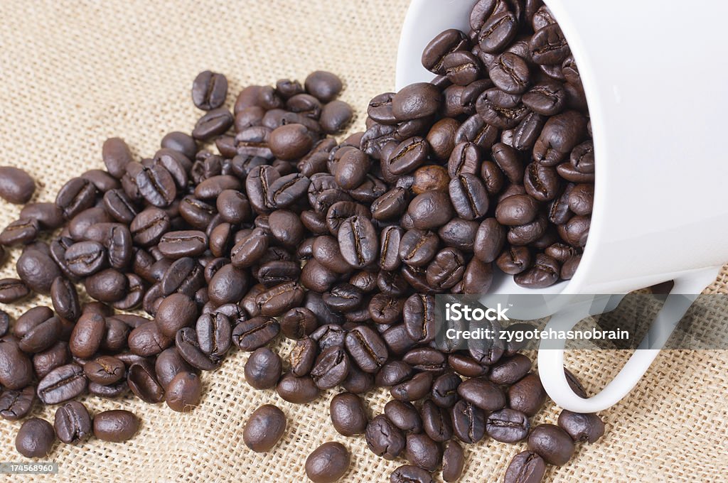 Tasse remplie de café en grains sackcloth. - Photo de Agriculture libre de droits