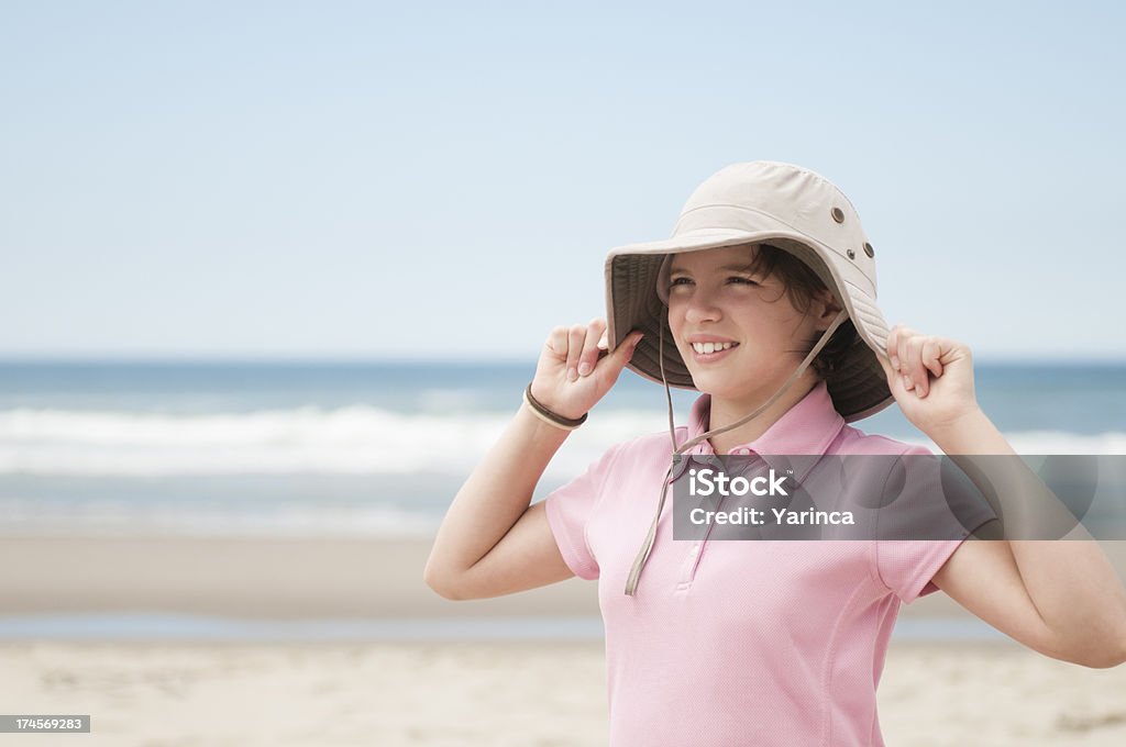 ビーチの少女の帽子 - 1人のロイヤリティフリーストックフォト