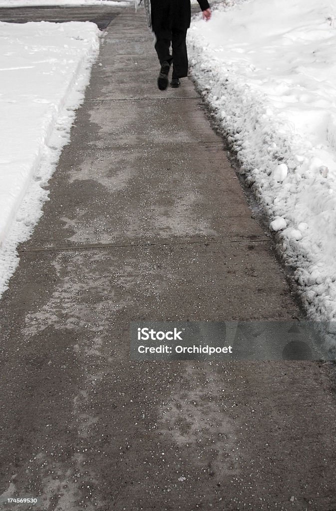 Arado y salados winter street - Foto de stock de Acera libre de derechos