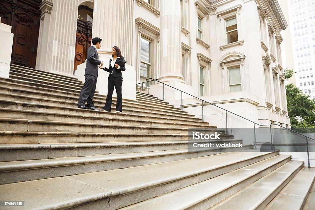 Специалисты в дискуссии по лестнице - Стоковые фото Юрист роялти-фри