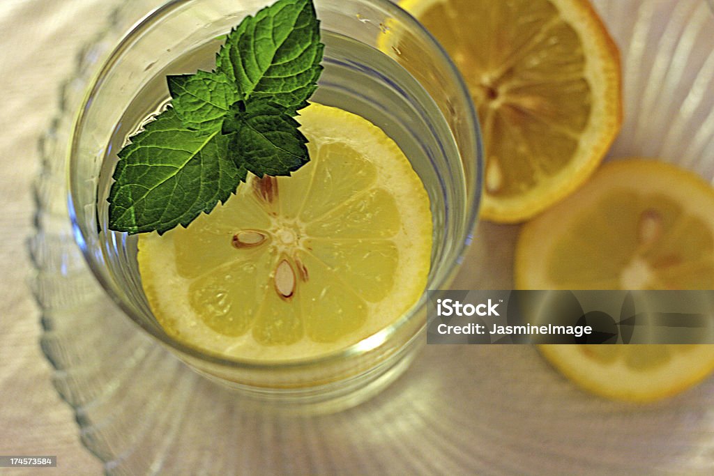 Vaso de agua con menta y limón - Foto de stock de Agua libre de derechos