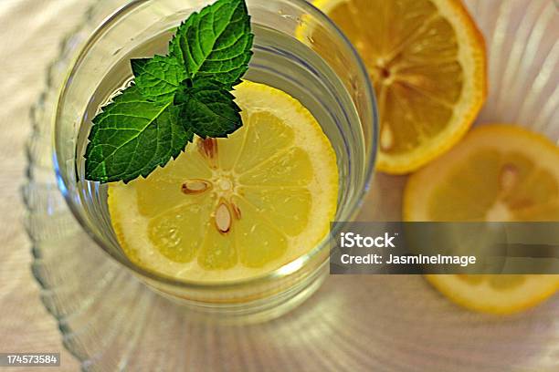 Vaso De Agua Con Menta Y Limón Foto de stock y más banco de imágenes de Agua - Agua, Agua potable, Amarillo - Color