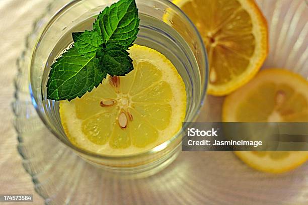 Copo De Água Com Limão E Hortelã - Fotografias de stock e mais imagens de Alimentação Saudável - Alimentação Saudável, Amarelo, Beber