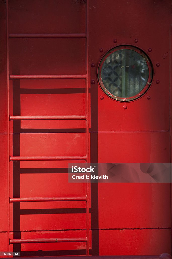 Hublot et échelle sur un navire rouge - Photo de Affaires libre de droits