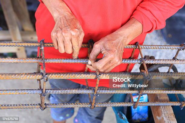 Arbeitnehmer Beugen Stahl Für Bau Arbeit Stockfoto und mehr Bilder von Baugewerbe - Baugewerbe, Erwachsene Person, Fotografie