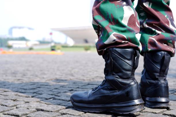 bottes de soldat de l’armée. militaire portant des bottes tactiques noires - combat boots photos et images de collection