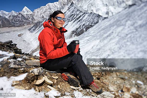 Frau Ruhen Auf Berg Mount Everest National Park Nepal Stockfoto und mehr Bilder von Junge Frauen