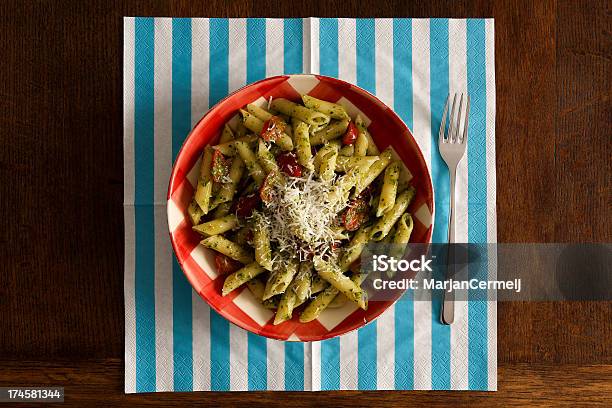 Photo libre de droit de Pâtes Avec Sauce Au Pesto Parmesan Sur Plaque Vichy Turquoise Sieste banque d'images et plus d'images libres de droit de Ail - Légume à bulbe