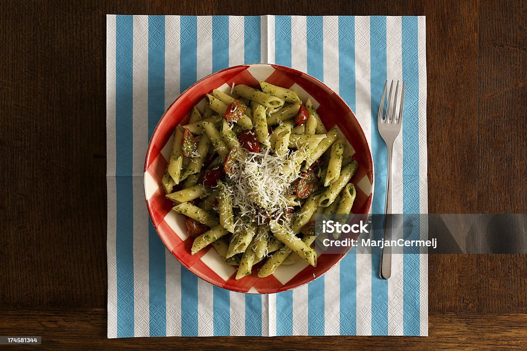 Pasta Con pesto, parmigiano a placca con motivo vichy, turchese nap - Foto stock royalty-free di Aglio - Alliacee