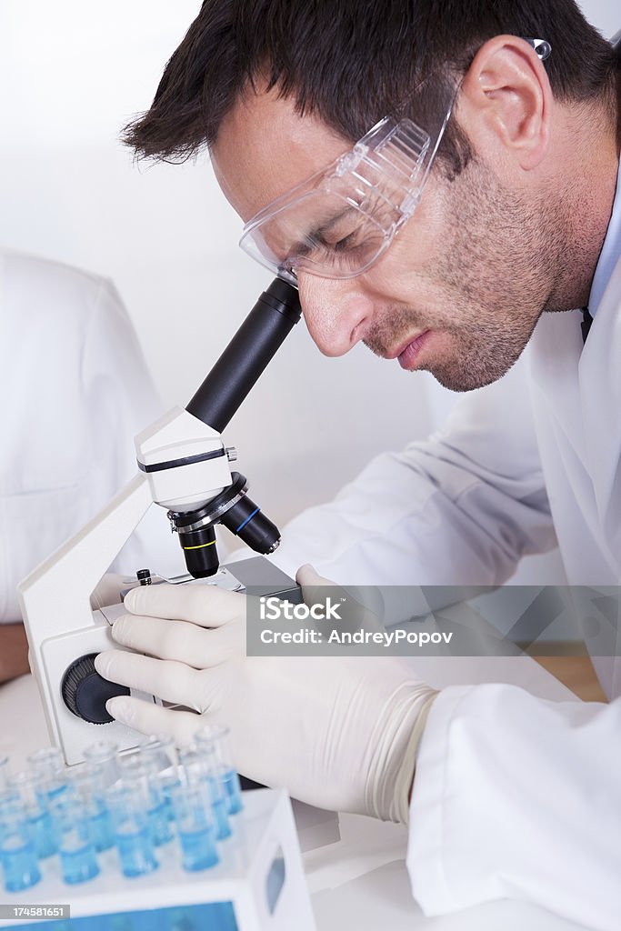 El patólogo o de laboratorio usando un microscopio - Foto de stock de Adulto libre de derechos