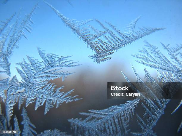 Frosty Motivo Finestra Invernale - Fotografie stock e altre immagini di Astratto - Astratto, Bianco, Blu