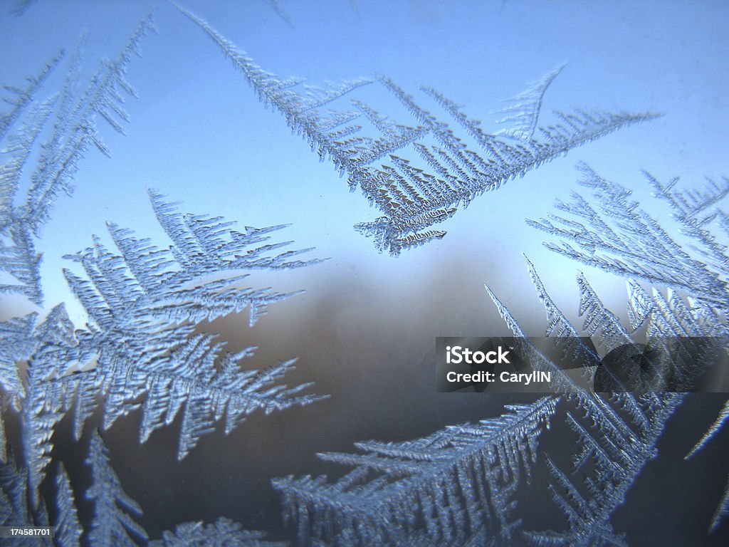 Mroźny wzór na zimowe okno - Zbiór zdjęć royalty-free (Abstrakcja)