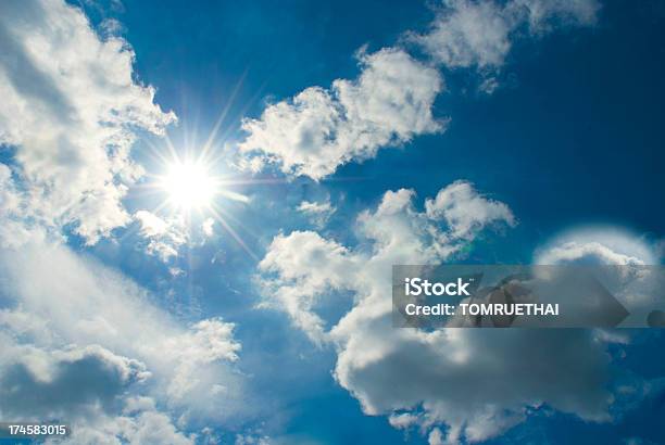 青い空と太陽 - うっすらとしたのストックフォトや画像を多数ご用意 - うっすらとした, ふわふわ, まぶしい