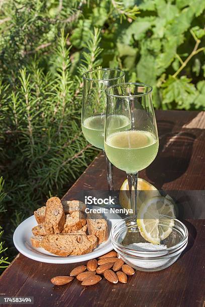 De Lemoncello Y Galletas Foto de stock y más banco de imágenes de Almendra - Almendra, Aperitivo - Bebida alcohólica, Azúcar