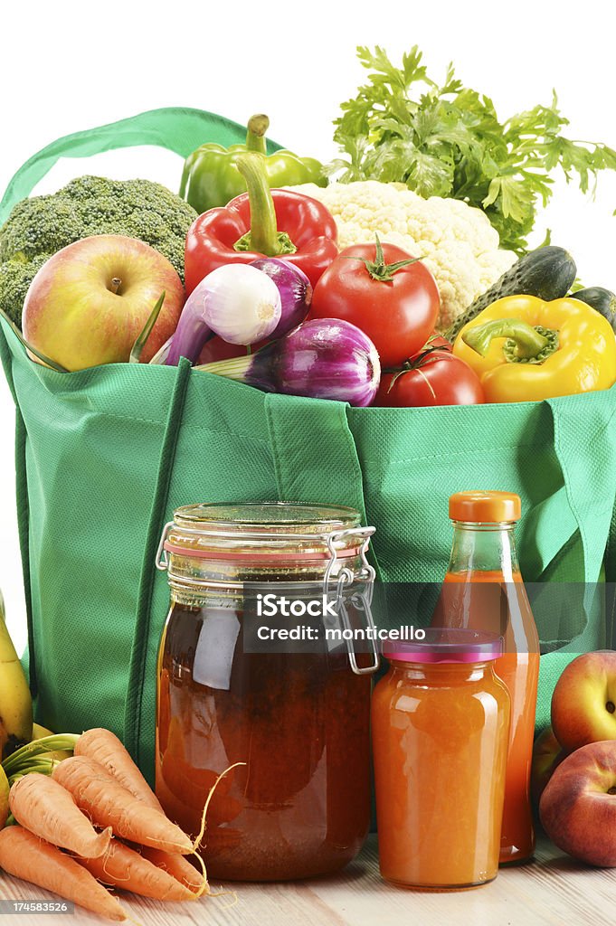 Bolsa de compras com produtos de mercearia Isolado no branco - Foto de stock de Alimentação Saudável royalty-free