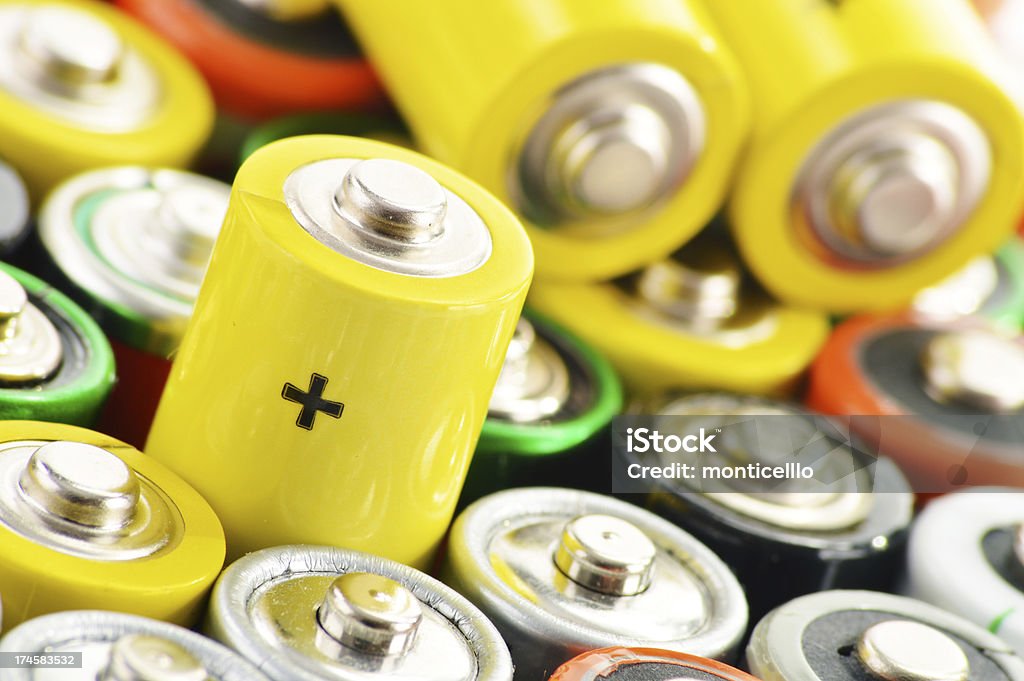 Composición con baterías alcalinas. Residuos químicos - Foto de stock de Alcalino libre de derechos