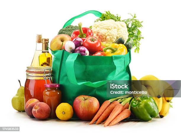 Foto de Bolsa De Compras Com Produtos De Mercearia Isolado No Branco e mais fotos de stock de Alimentação Saudável