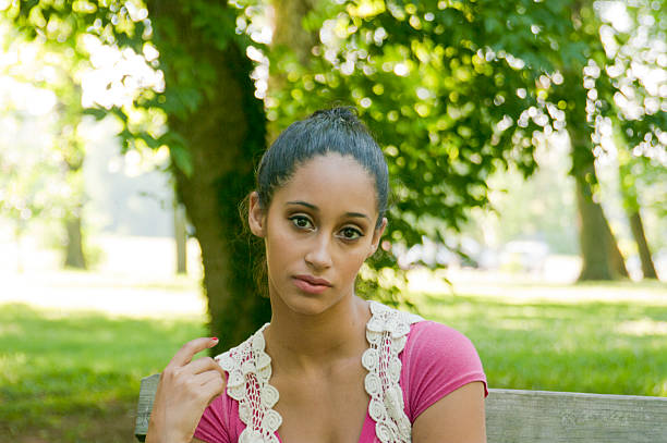 Attraente donna-testa e spalle - foto stock