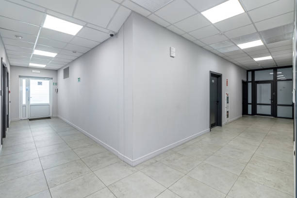 pasillo en un edificio de oficinas sin terminar - office corner fotografías e imágenes de stock