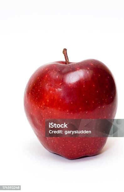 Apple Em Branco - Fotografias de stock e mais imagens de Maçã Red Delicious - Maçã Red Delicious, Maçã, Fundo Branco