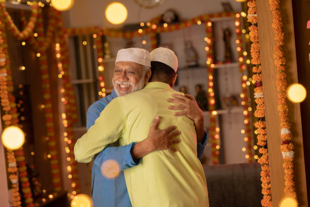 ojciec i syn w jarmułkach obejmujący się podczas eid-ul-fitr - muslim festival zdjęcia i obrazy z banku zdjęć