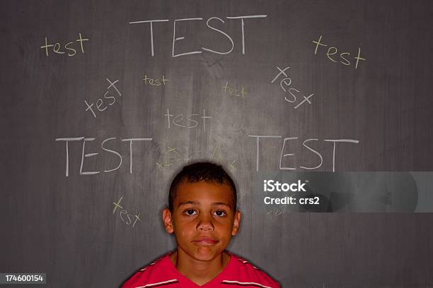 Dziecko W Wieku Szkoły Podstawowej Chłopiec W Przedniej Części Która Wygląda Jak Narysowana Kredą Z Test - zdjęcia stockowe i więcej obrazów Aspiracje