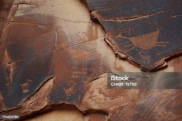 Foto de Petroglyph Em Monument Valley e mais fotos de stock de Arenito - Arenito, Arizona, Cultura Navajo