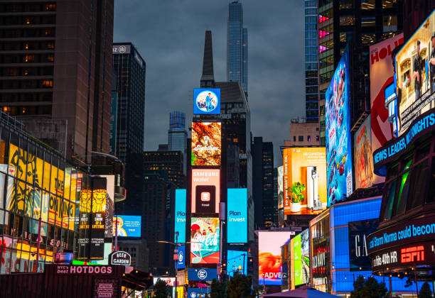 times square en la noche de la ciudad de nueva york - times square billboard street night fotografías e imágenes de stock