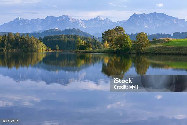 Reflejo A Las Montañas Foto de stock y más banco de imágenes de Allgau - Allgau, Alpes Europeos, Excursionismo