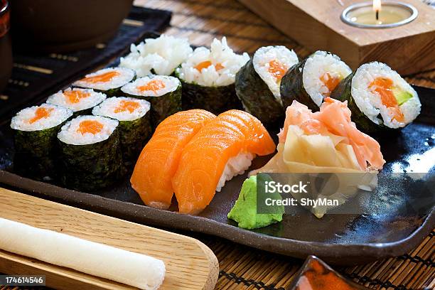 Sushi Foto de stock y más banco de imágenes de Alimento - Alimento, Cena, Comida gourmet