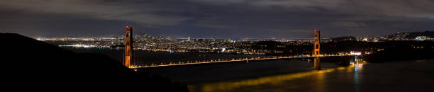 san francisco und die golden gate bridge bei nacht panorama - san francisco county suspension bridge cityscape marin tower stock-fotos und bilder