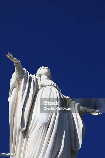 Foto de Branco Virgem Estátua Em Céu Azul Fundo Santiago Chile e mais fotos de stock de Estátua