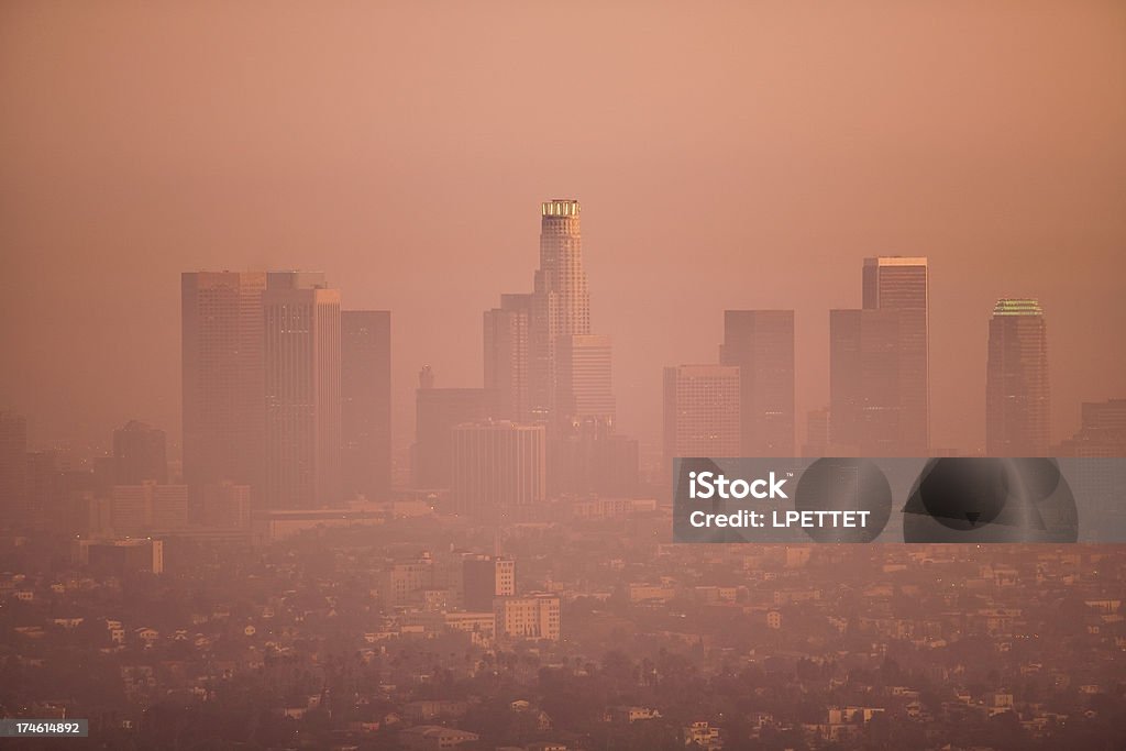 Los Angeles Skyline sur une journée Smoggy - Photo de Comté de Los Angeles libre de droits