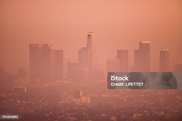 Лосанджелес Skyline В Smoggy День — стоковые фотографии и другие картинки Округ Лос-Анджелес - Округ Лос-Анджелес, Смог над городом, Лос-Анджелес