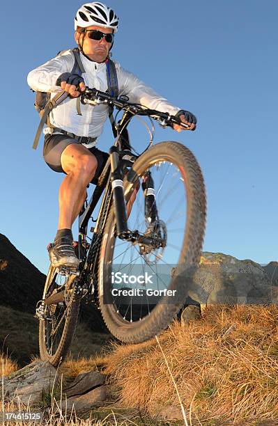 Motociclista Salto - Fotografias de stock e mais imagens de Alpes Europeus - Alpes Europeus, Alto Adige, Andar de Bicicleta de Montanha