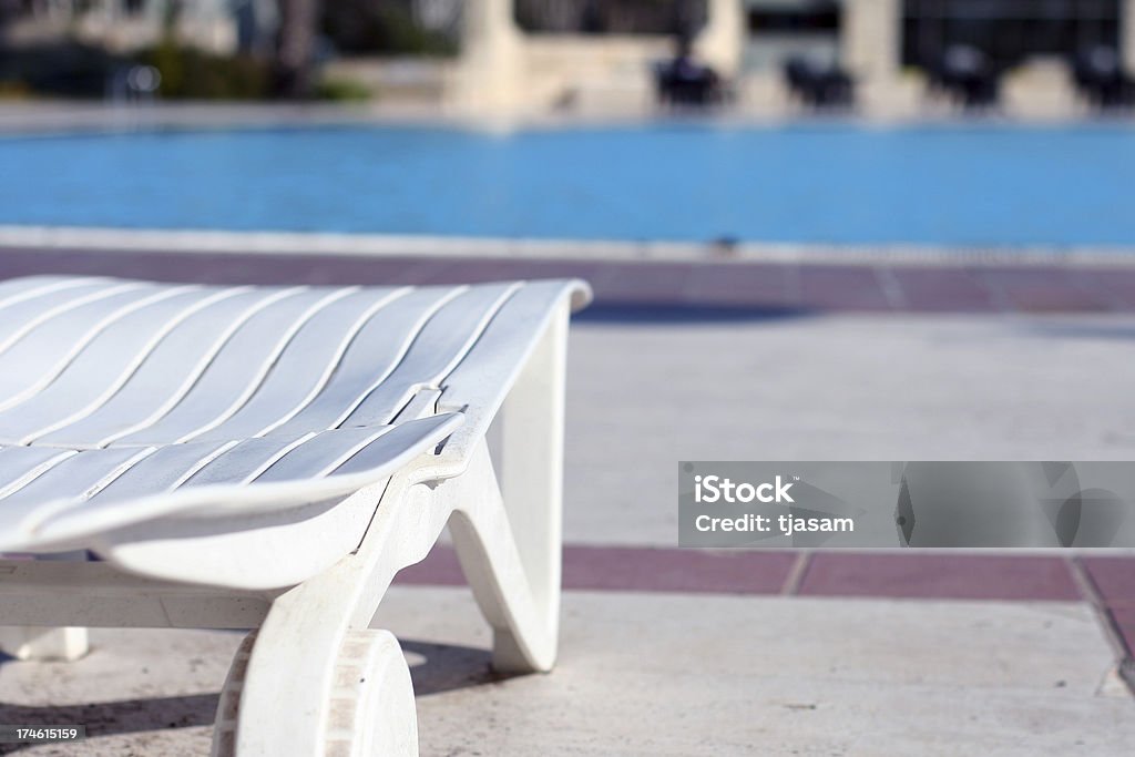 Au bord de la piscine - Photo de Chaise libre de droits