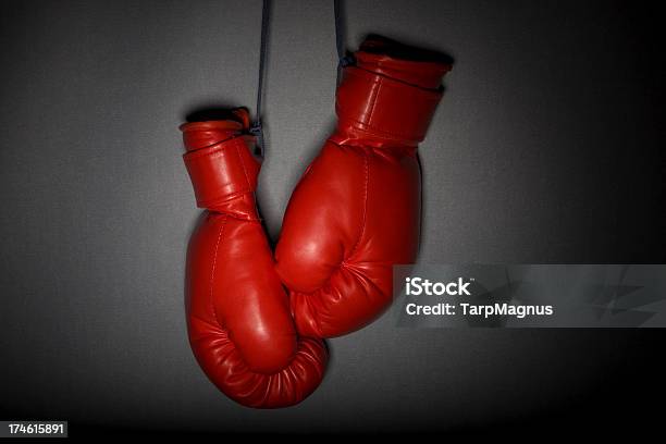 Luvas De Boxe - Fotografias de stock e mais imagens de Cinzento - Cinzento, Desporto, Equipamento Desportivo