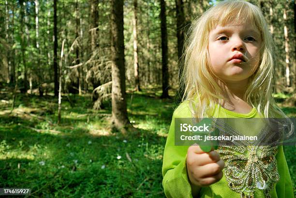 Forest Mädchen Stockfoto und mehr Bilder von 4-5 Jahre - 4-5 Jahre, Aktiver Lebensstil, Baum