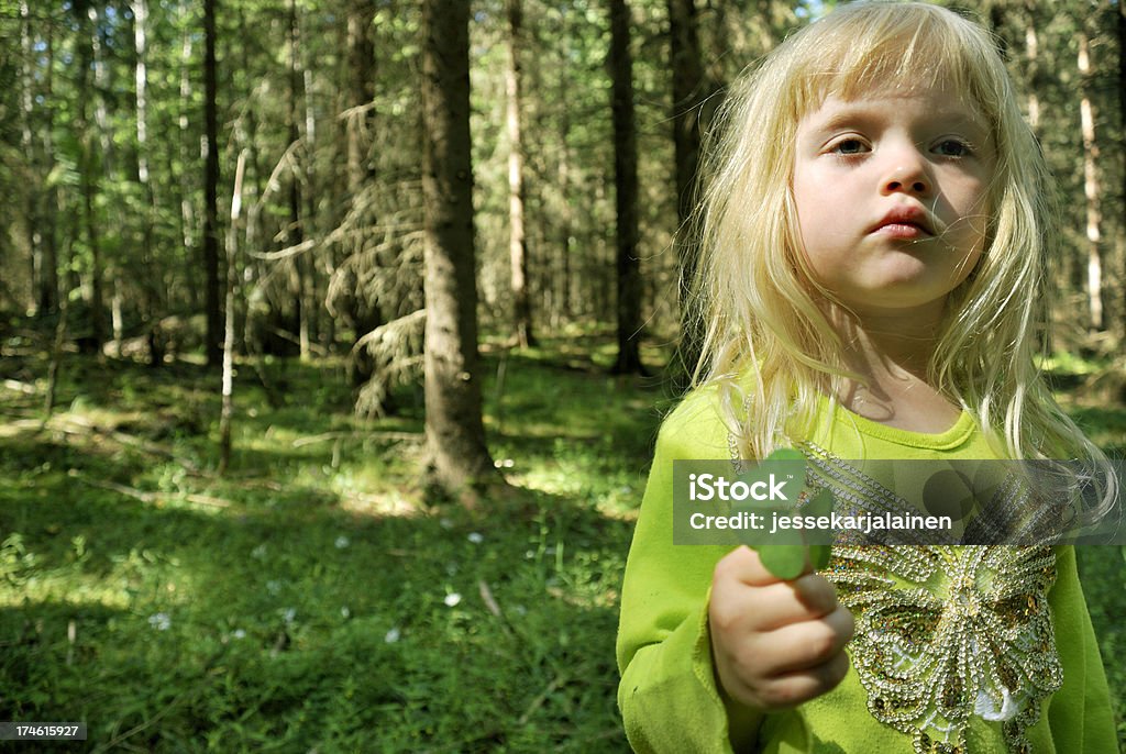 Menina na floresta - Foto de stock de 4-5 Anos royalty-free